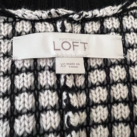 Ann Taylor LOFT sweater. Great transitional piece. Size xsmall - Picture 2 of 8